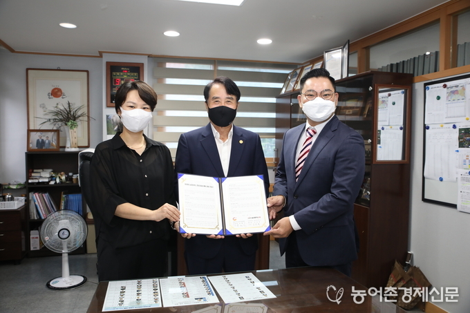 9월 2일, 한돈자조금과 ‘101번지 남산돈까스’가 한돈인증점 단체인증 업무협약(MOA)을 체결했다. (사진 한돈자조금관리위원회 하태식 위원장(가운데), ‘101번지 남산돈까스’ 조윤희 대표(좌측), 이상필 대표(우측)) 