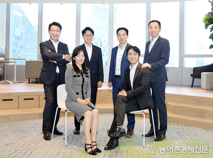 양용화 부동산자문센터장(공인중개사), 최지유 차장(감정평가사), 김재현 과장(공인회계사), 김대경 차장(세무사), 박정국 상속증여센터장(세무사), 김영훈 자산관리지원팀장