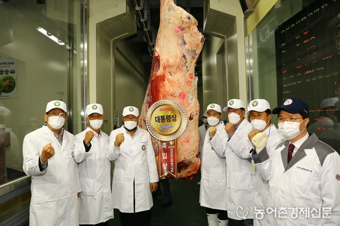 김용복 태호축산 대표가 ‘제23회 전국한우능력평가대회(이하 한능평)’에서 영예의 대통령상을 수상했다.≫