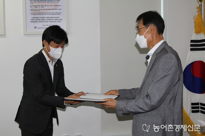 ‘혁신 및 적극행정 우수사례 경진대회’ 대상을 수상한 정책사업팀 팀장이 상장을 수여받고 있다.