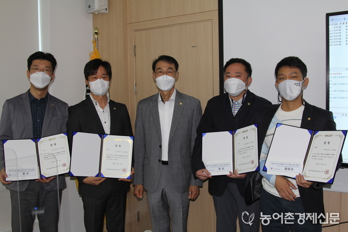 ‘혁신 및 적극행정 우수사례 경진대회’ 수상자들이 단체사진을 찍고 있다.