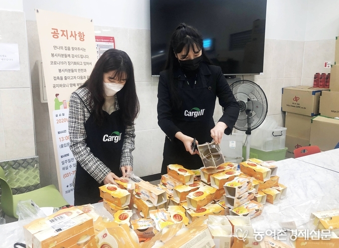 카길애그리퓨리나가 지난 16일 ‘세계 식량의 날’을 맞아 성남에 위치한 ‘안나의 집’에 1,500명분의 도시락과 을 기부했다. 카길애그리퓨리나 직원들이 기부할 도시락과 계란을 포장하고 있다.