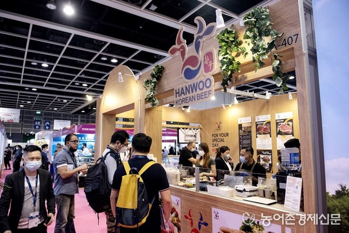 한우자조금이 지난 11일부터 13일까지 홍콩 컨벤션 센터에서 열린 ‘2020 레스토랑&바(Restaurant and Bar HongKong 2020, RBHK)’에 참가해 세계 시장에 한우의 우수성을 홍보하고 있다. (사진=한우자조금 제공)