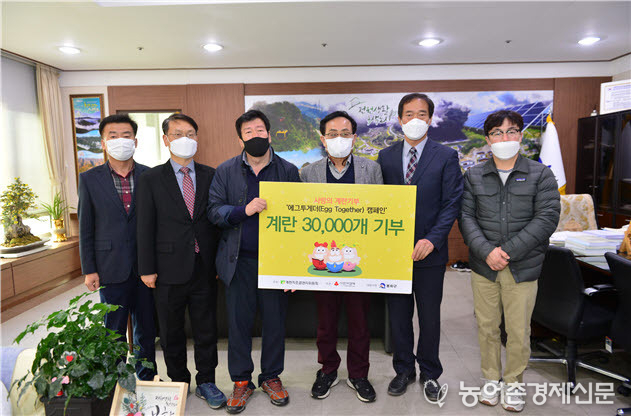 왼쪽 두번째부터 김종준 계란자조금관리위원회 국장, 주재원 대한양계협회 봉화지부 도촌양계단지연합회장, 엄태항 봉화군수, 황장규 대한양계협회 영주지부장, 진병국 대한양계협회 영주지부 사무국장
