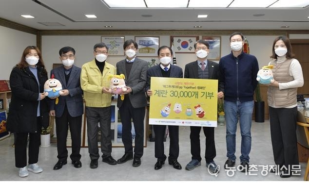 왼쪽부터 포천시 윤은화 희망복지팀장, 이영재 축수산행정팀장, 안광호 시민복지과장, 정내준 축산과장, 박윤국 포천시장, 계란자조금 김종준 사무국장, 강석재 대리, 포천시 김종숙 희망복지팀 주무관