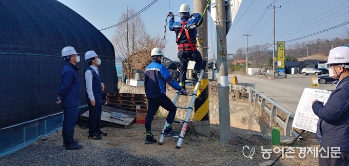 현장안전 사항에 대해 점검하는 한전KDN 정재훈 전력융합사업본부장(사진 맨 왼쪽)