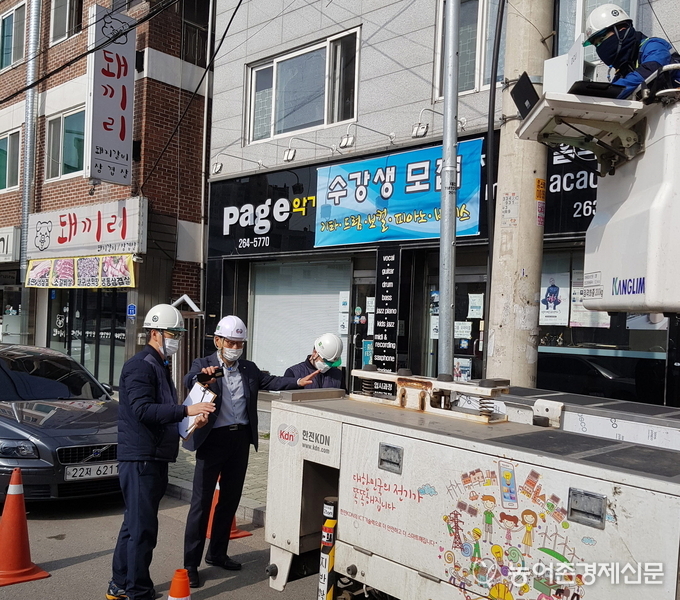 현장안전점검을 주관하고 있는 한전KDN 조용래 전략기획본부장(사진 가운데)